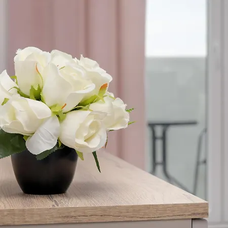 Cosy With Balcony In By Renters * رشيشوف