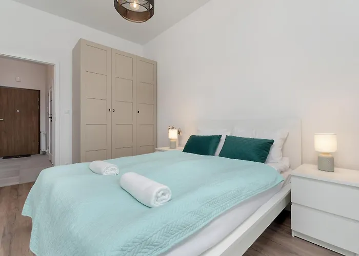 Cosy With Balcony In By Renters شقة