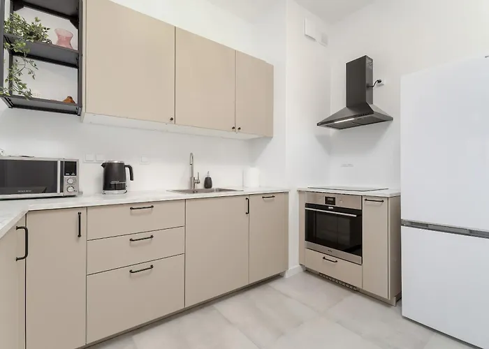 Cosy With Balcony In By Renters